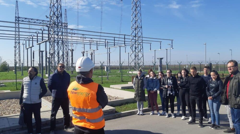 Gimnazijalci posetili biogasno postrojenje i vetrenjaču u Melencima 1