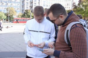 Ko stvarno menja, a ko vara, zašto Levandovski košta 30.000, a Lazović 50 dinara, koliko para treba za ceo album: Reporter Danasa na menjaži sličica na Terazijama 2