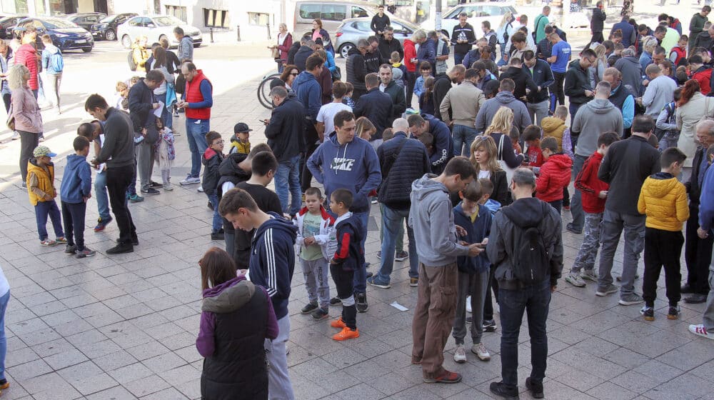 Ko stvarno menja, a ko vara, zašto Levandovski košta 30.000, a Lazović 50 dinara, koliko para treba za ceo album: Reporter Danasa na menjaži sličica na Terazijama 1