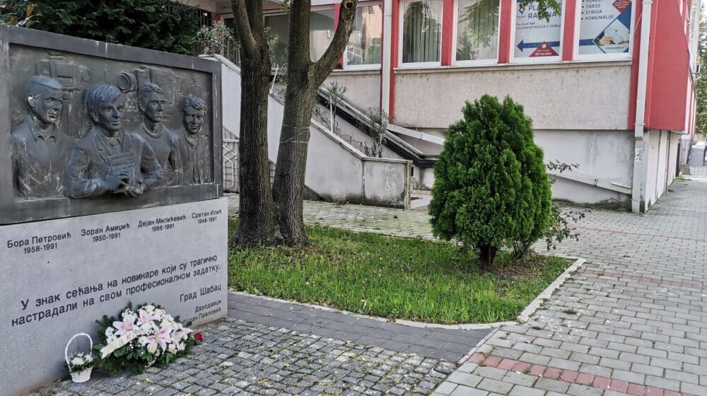 Šabački novinari položili venac na spomenik poginulih kolega RTS 1