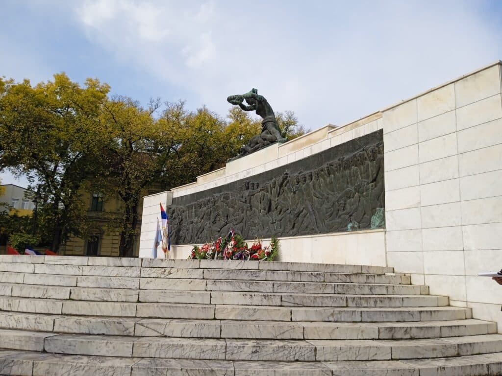 Šetnja stazama oslobodilaca Subotice: Fasada Gradske kuće još uvek čuva tragove metaka streljanih osoba 9