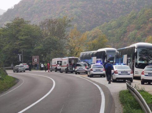 Pukao pešački most u Ovčar Banji dok su turisti bili na njemu: Ima poginulih, više ljudi upalo u vodu (FOTO/VIDEO) 11