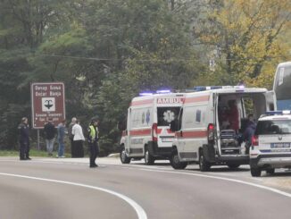 Pukao pešački most u Ovčar Banji dok su turisti bili na njemu: Ima poginulih, više ljudi upalo u vodu (FOTO/VIDEO) 10