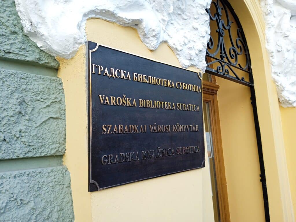 Postavljena četvorojezična tabla na Gradskoj biblioteci u Subotici 2