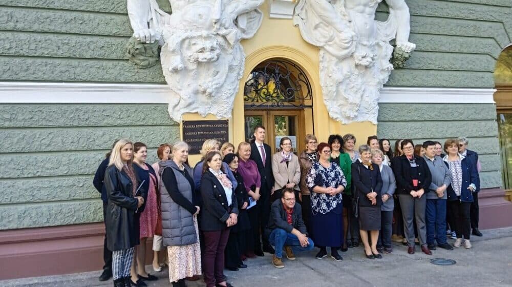 Postavljena četvorojezična tabla na Gradskoj biblioteci u Subotici 1