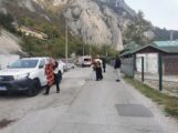 Pukao pešački most u Ovčar Banji dok su turisti bili na njemu: Ima poginulih, više ljudi upalo u vodu (FOTO/VIDEO) 4