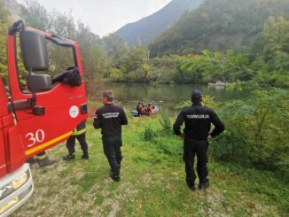 Pukao pešački most u Ovčar Banji dok su turisti bili na njemu: Ima poginulih, više ljudi upalo u vodu (FOTO/VIDEO) 2