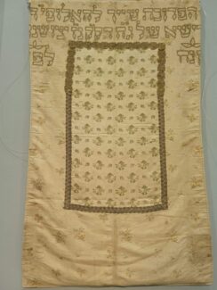 Izložba "Judaika" u Gradskom muzeju Subotica Da li znate šta su besamim, rimonim, aron hakodeš, parohet i zbog čega su važni subotičkim Jevrejima 11