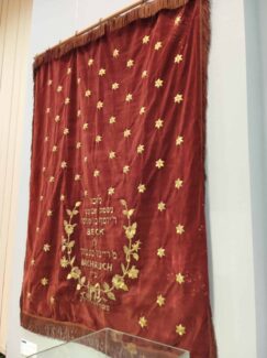 Izložba "Judaika" u Gradskom muzeju Subotica Da li znate šta su besamim, rimonim, aron hakodeš, parohet i zbog čega su važni subotičkim Jevrejima 12