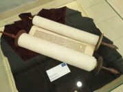 Izložba "Judaika" u Gradskom muzeju Subotica Da li znate šta su besamim, rimonim, aron hakodeš, parohet i zbog čega su važni subotičkim Jevrejima 16