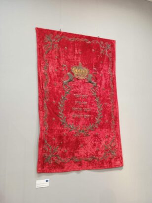 Izložba "Judaika" u Gradskom muzeju Subotica Da li znate šta su besamim, rimonim, aron hakodeš, parohet i zbog čega su važni subotičkim Jevrejima 13