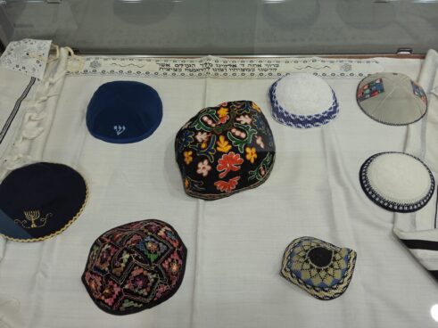 Izložba "Judaika" u Gradskom muzeju Subotica Da li znate šta su besamim, rimonim, aron hakodeš, parohet i zbog čega su važni subotičkim Jevrejima 17