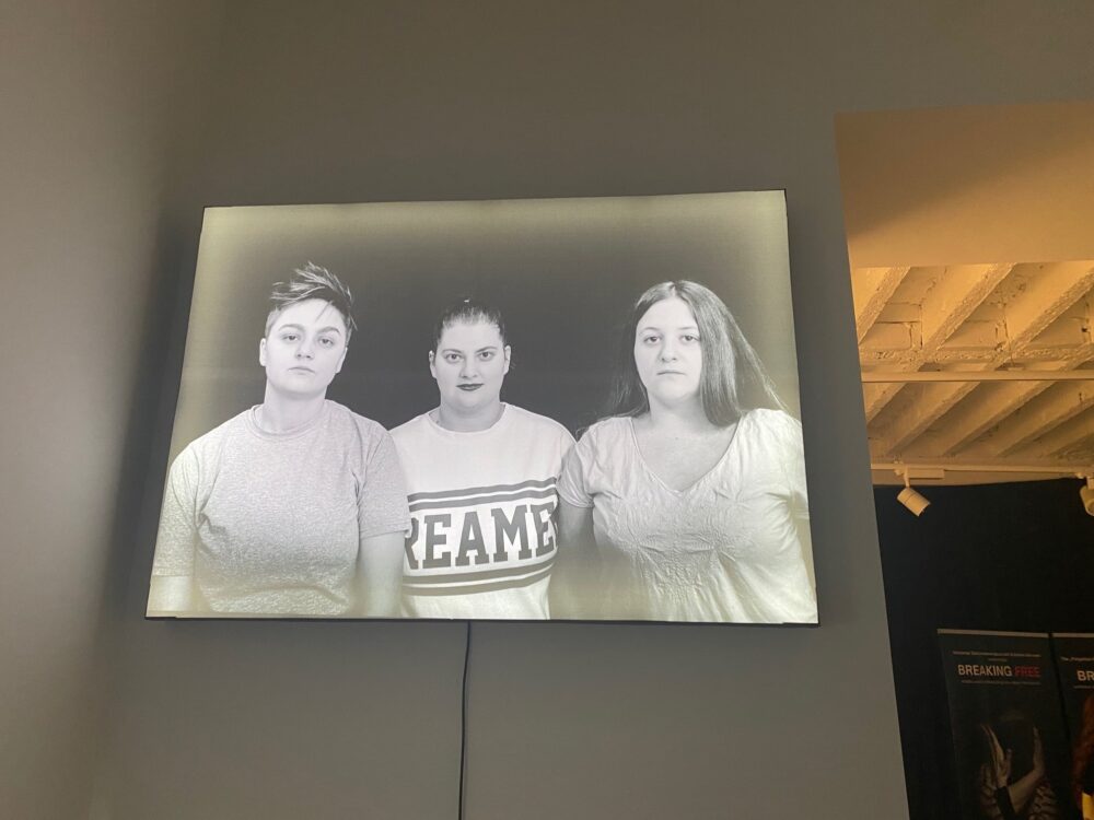 "Moj biološki otac je čovjek osuđen za ratni zločin silovanja”: Sa izložbe "Breaking free" (FOTO) 2