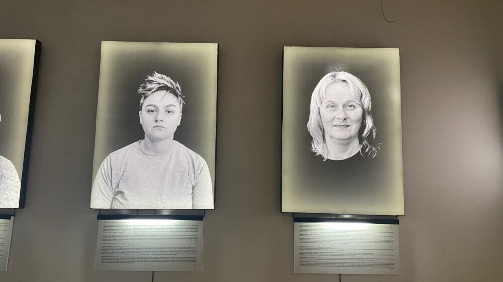 "Moj biološki otac je čovjek osuđen za ratni zločin silovanja”: Sa izložbe "Breaking free" (FOTO) 3