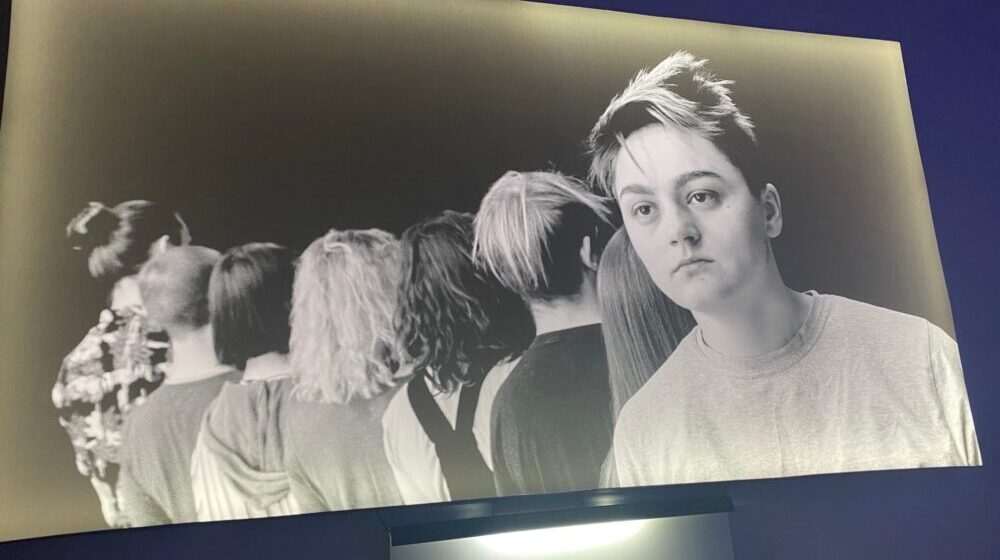 "Moj biološki otac je čovjek osuđen za ratni zločin silovanja”: Sa izložbe "Breaking free" (FOTO) 1