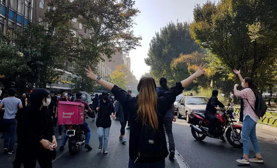 Iranska policija će istražiti slučaj policajca koji je zlostavljao demonstrantkinju 1