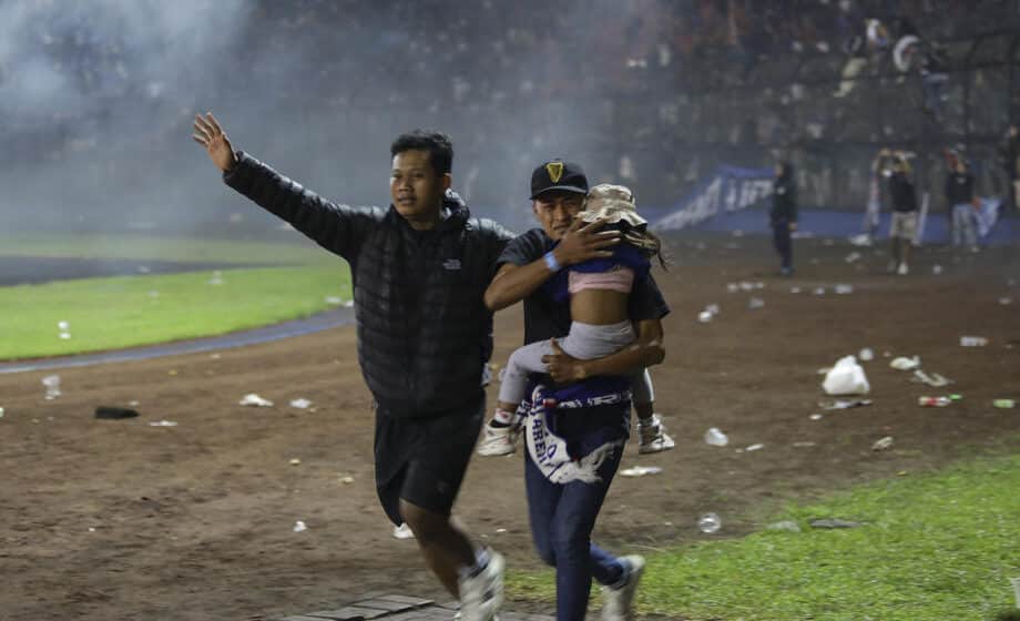 Tragedija istorijskih razmera na fudbalskom derbiju u Indoneziji: Više od 170 poginulih navijača i preko 180 povređenih 1