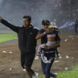 Tragedija istorijskih razmera na fudbalskom derbiju u Indoneziji: Više od 170 poginulih navijača i preko 180 povređenih 16