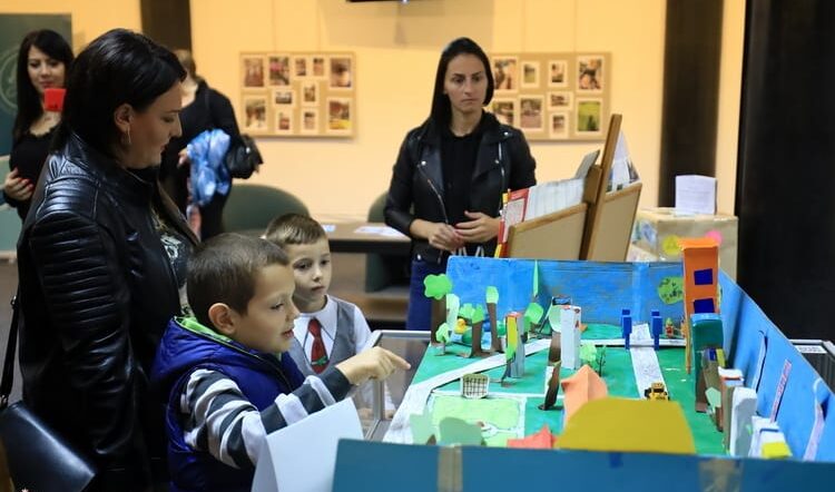 Dečija nedelja u Kragujevcu otvorena izložbom „Svet očima deteta” 1