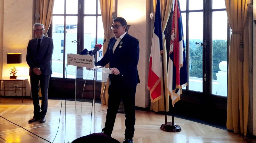 Jugoslavu Panteliću ambasador Francuske u Srbiji, Pjer Košar, svečano uručio Orden književnosti i umetnosti u rangu viteza 1