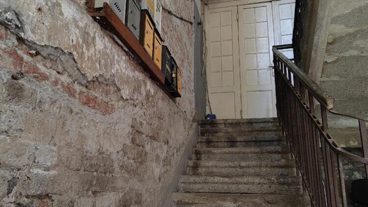 "Snimajte sve, ovo je užasno i nedopustivo": Zapušten ulaz u tri klinike UKCS u Ulici Dr Koste Todorovića (FOTO) 4 "Snimajte sve, ovo je užasno i nedopustivo": Zapušten ulaz u tri klinike UKCS u Ulici Dr Koste Todorovića (FOTO) 4