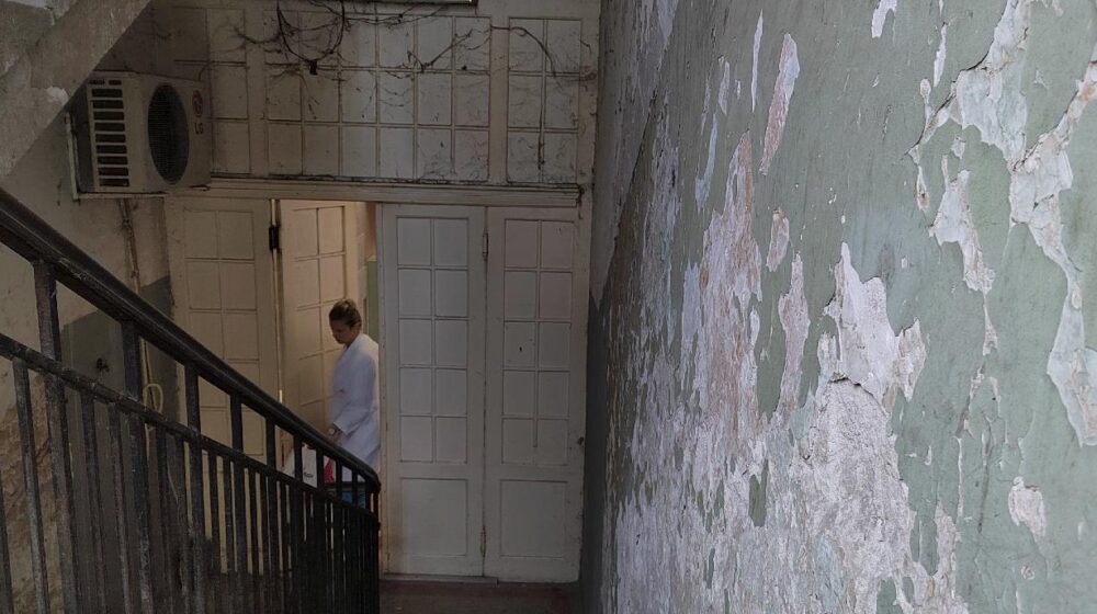 "Snimajte sve, ovo je užasno i nedopustivo": Zapušten ulaz u tri klinike UKCS u Ulici Dr Koste Todorovića (FOTO) 1