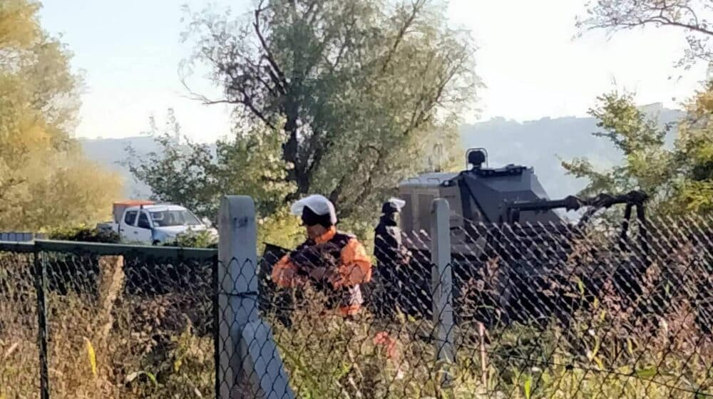 Mašine čiste teren na Šodrošu: Porušena ograda, stigao Ćuta, kordon policije ne dozvoljava prolaz (VIDEO) 1