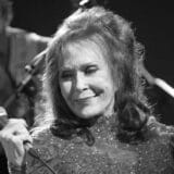 Preminula je zvezda kantrija Loreta Lin 1