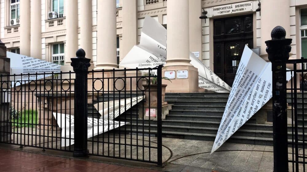 Protest: Umetnica od listova knjiga pravila avione 1