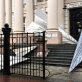 Protest: Umetnica od listova knjiga pravila avione 6