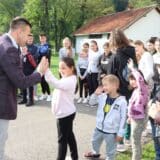 Povodom Dečje nedelje predsednik opštine u Mionici uručio poklone školama i vrtiću 1