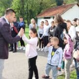 Povodom Dečje nedelje predsednik opštine u Mionici uručio poklone školama i vrtiću 1