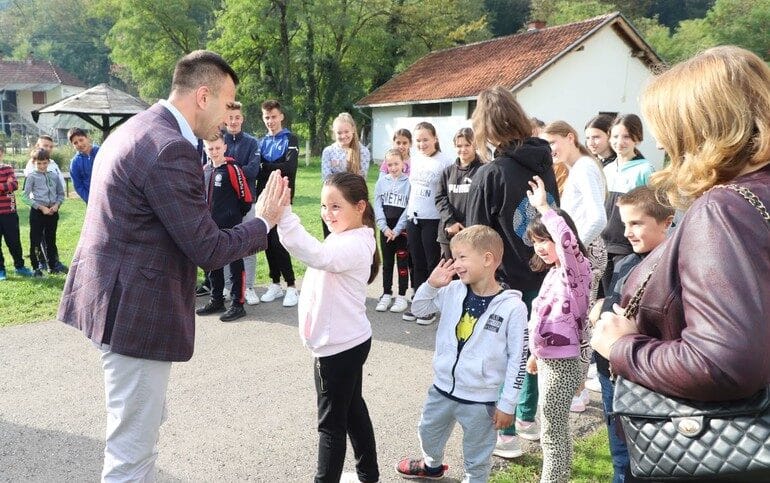 Povodom Dečje nedelje predsednik opštine u Mionici uručio poklone školama i vrtiću 1