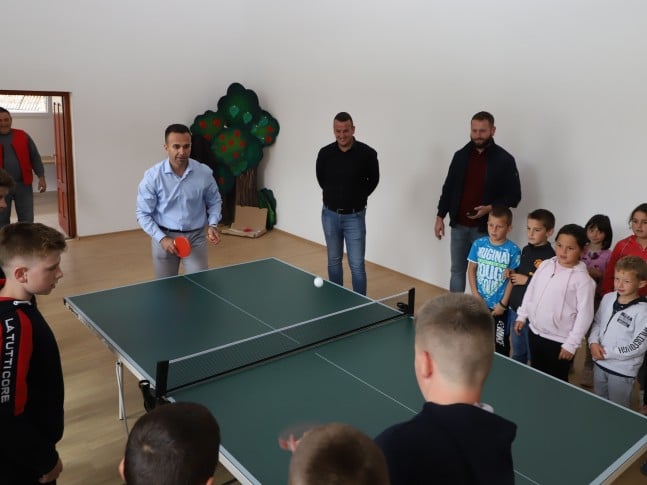 Povodom Dečje nedelje predsednik opštine u Mionici uručio poklone školama i vrtiću 2