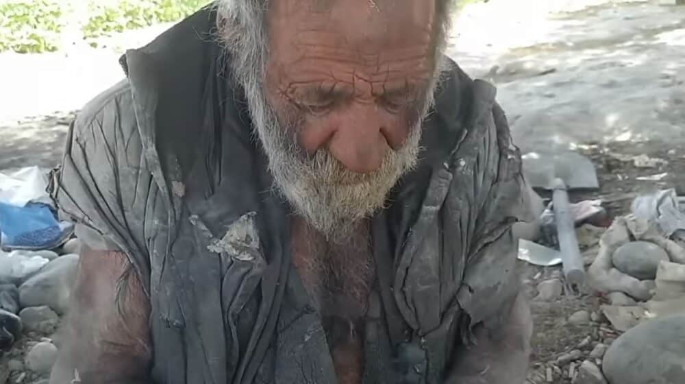 „Najprljaviji čovek na svetu“ umro u 95. godini, nekoliko meseci posle prvog kupanja 1