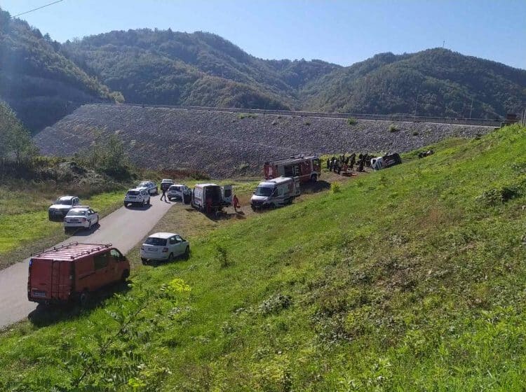 Nesreća kod Valjeva: Mini bus upao u provaliju, jedna osoba poginula, 16 povređeno 1