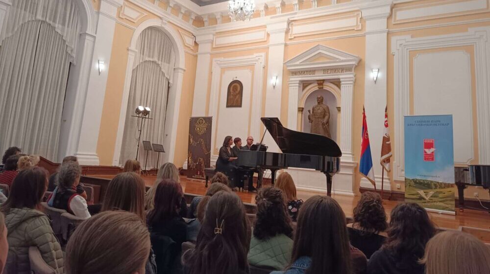 Makedonski trio „30 Fingers” oduševio publiku na kragujevačkom OKTOH-u 1