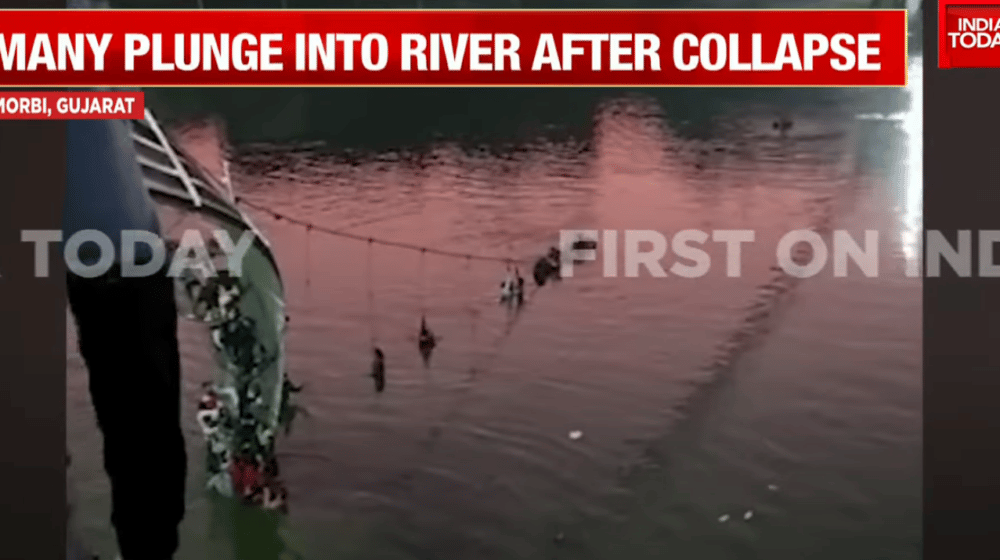 (VIDEO) Urušio se most u Indiji, stotine ljudi upalo u reku, stradalo najmanje 132 osobe 1