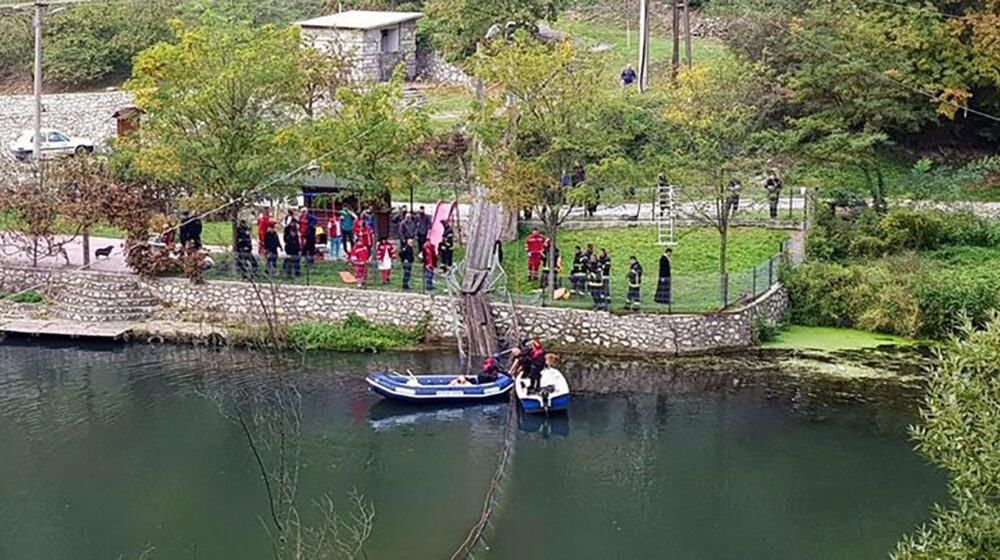 Pukao pešački most u Ovčar Banji dok su turisti bili na njemu: Ima poginulih, više ljudi upalo u vodu (FOTO/VIDEO) 1