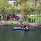 Pukao pešački most u Ovčar Banji dok su turisti bili na njemu: Ima poginulih, više ljudi upalo u vodu (FOTO/VIDEO) 6