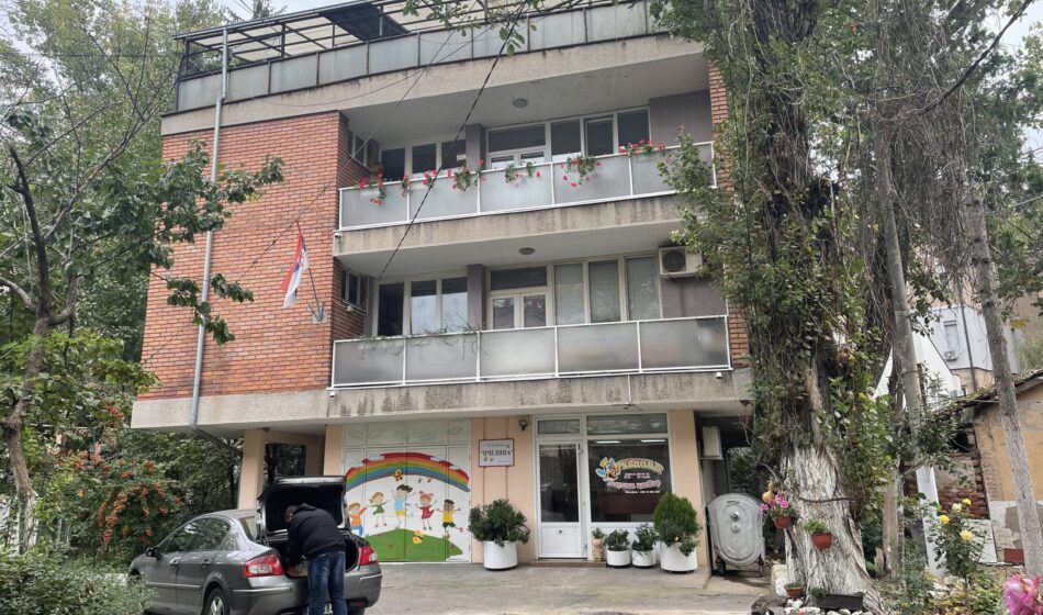 Direktorka “Pčelice” tužila poslanicu i novinara jer su otkrili da je doniranom keksu deci istekao rok 1