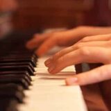 Prvakinja Narodnog pozorišta u Nišu Sanja Krstović poklonila klavir talentovanom mladom pijanisti 4