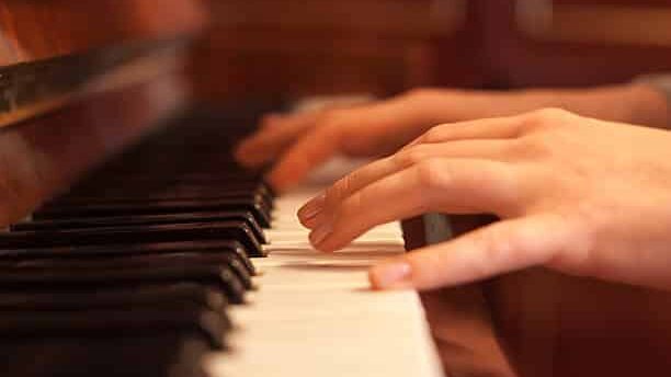 Prvakinja Narodnog pozorišta u Nišu Sanja Krstović poklonila klavir talentovanom mladom pijanisti 1