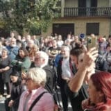 Protest Vrščana ispred Centra za socijalni rad zbog ubistva devojčice i samoubistva oca 8