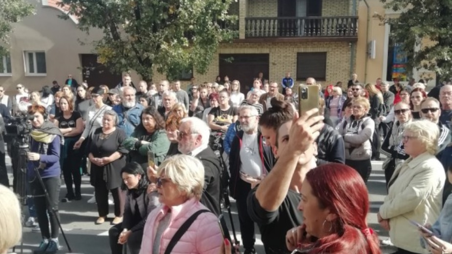 Protest Vrščana ispred Centra za socijalni rad zbog ubistva devojčice i samoubistva oca 1
