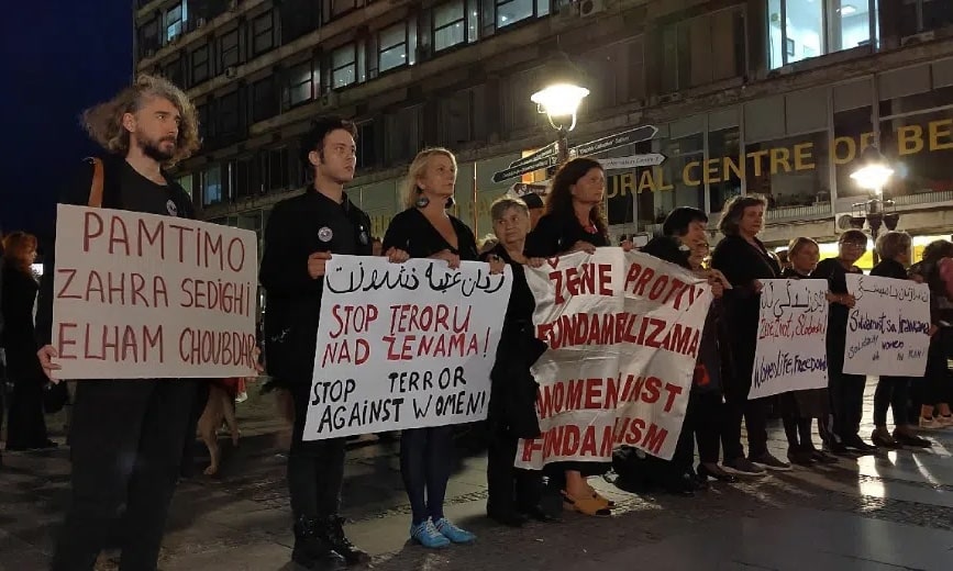 Srbija, Australija, Ekvador, Nemačka, Portugal...: Podrška buntu Iranki stigla iz brojnih zemalja, od ruža za Mahsu Amini do paljenja marama (FOTO) 2 Srbija, Australija, Ekvador, Nemačka, Portugal...: Podrška buntu Iranki stigla iz brojnih zemalja, od ruža za Mahsu Amini do paljenja marama (FOTO) 2