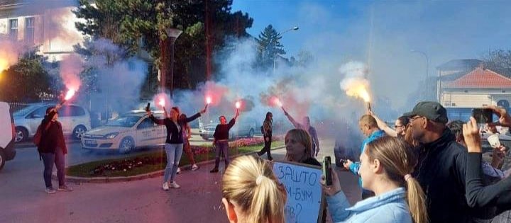Biljana iz Smederevske Palanke tvrdi da joj predsednik opštine preti otkazom zbog ubijenih pasa i protesta 8 Biljana iz Smederevske Palanke tvrdi da joj predsednik opštine preti otkazom zbog ubijenih pasa i protesta 8