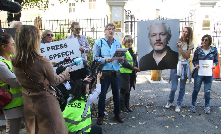 Novinari iz Srbije traže od britanske ambasade da Asanž ne bude izručen 1