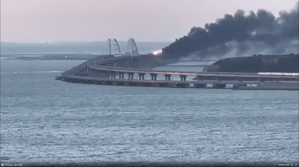 Nakon eksplozije i požara, u kojima su tri osobe stradale, na mostu koji spaja Krim i Rusiju obnovljen saobraćaj (VIDEO) 1
