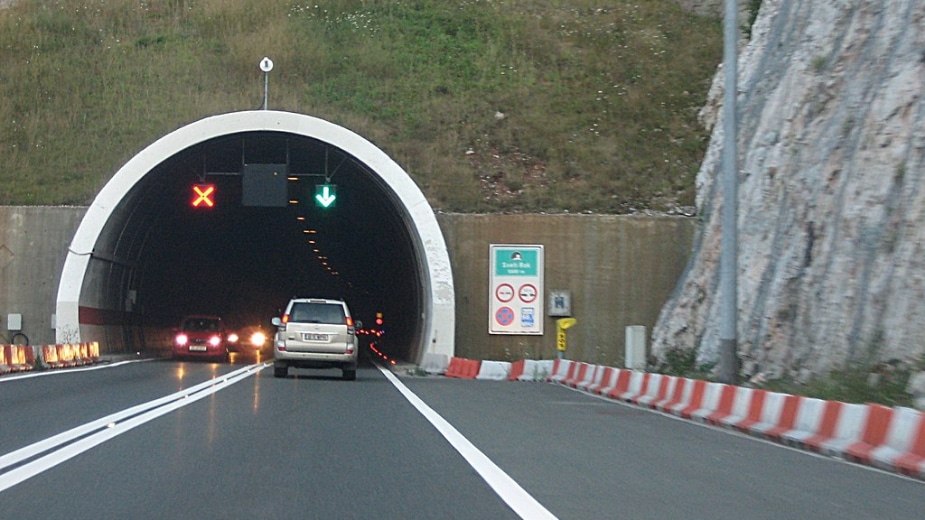Teška saobraćajna nesreća u tunelu Sveti Rok u Hrvatskoj, poginuo muškarac 1